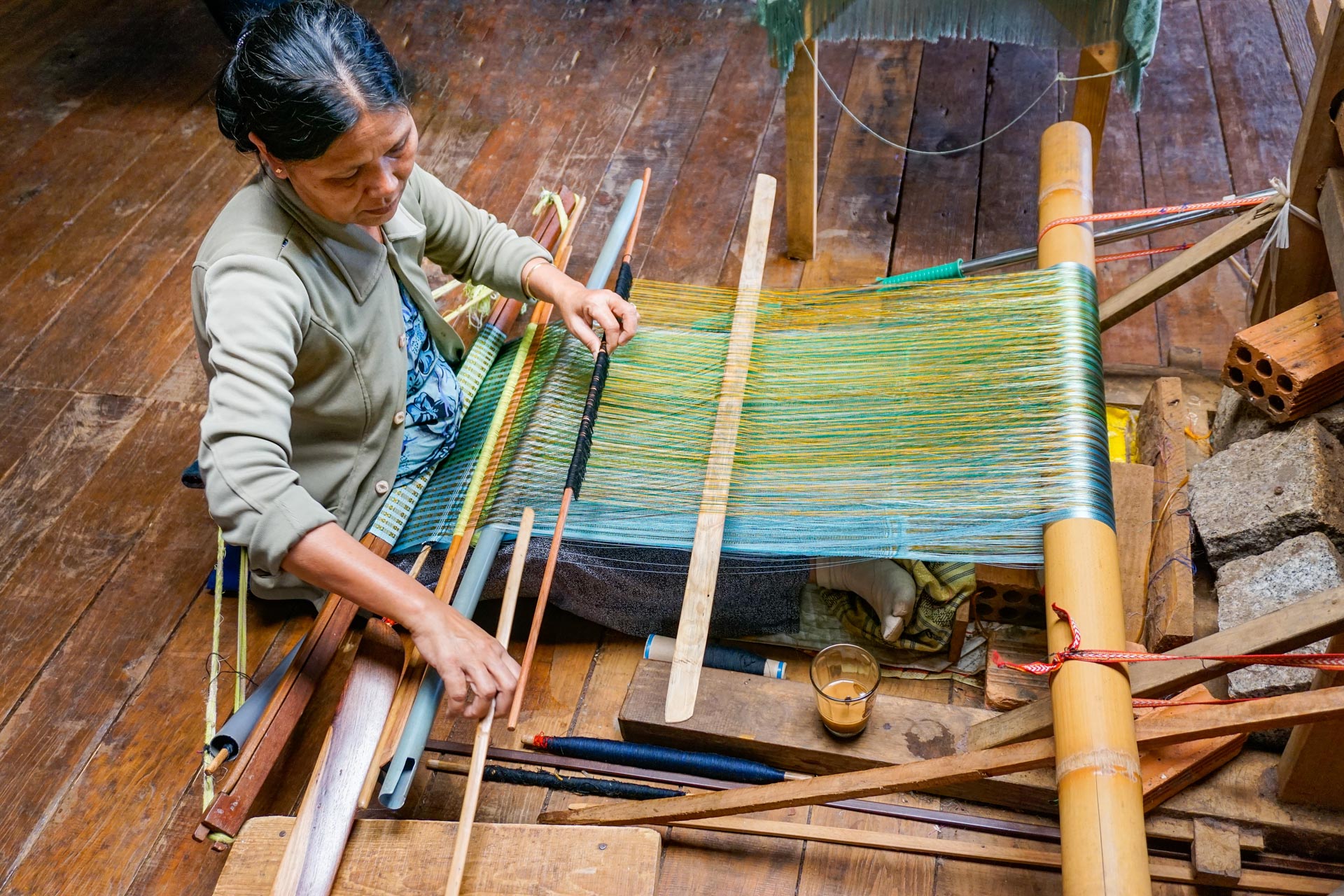 /fm/Files//Pictures/Ido Uploads/Asia/Vietnam/Da Lat/Da Lat - Women Lady Weaves Traditional Fabrik Silk Lam Dong - NS - SS.jpg